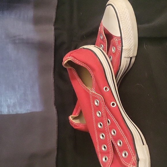 Red converses - Picture 2 of 2